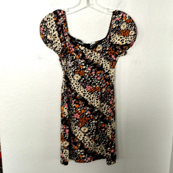 🖤🌸CUTE LITTLE MINIDRESS BY OTHERS FOLLOW SIZE XS 30Wx23L DARK FLORAL PATTERN - Picture 1 of 5